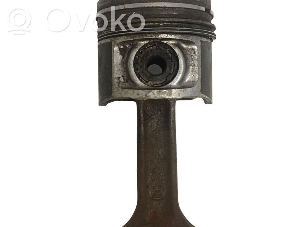 Piston cu bielă