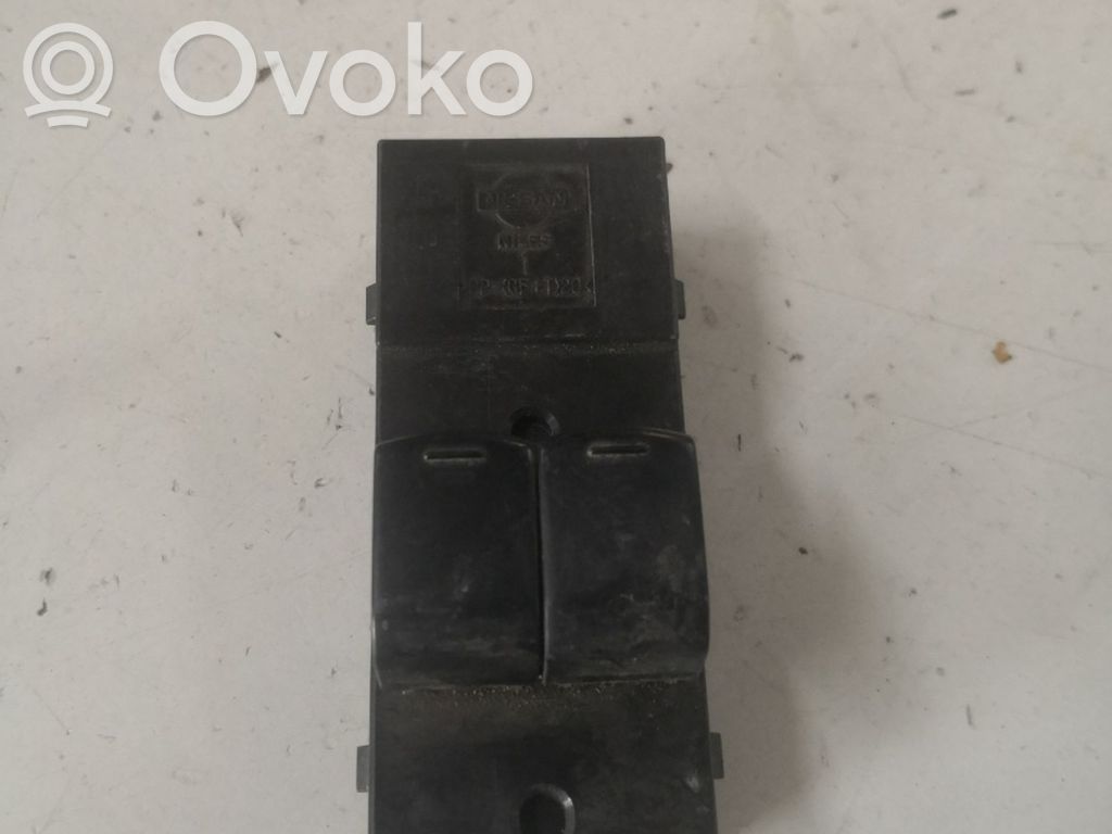 Hazard light switch