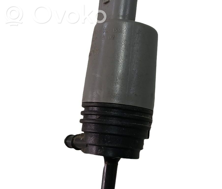 Windscreen/windshield washer pump   6934159