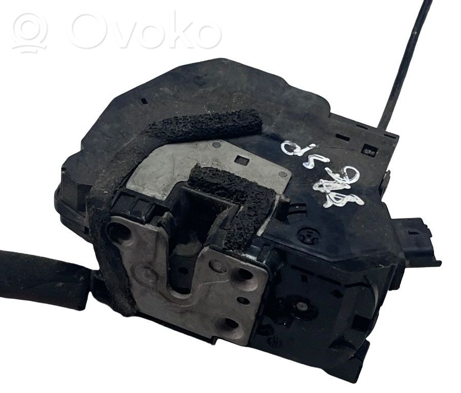 Cerradura de puerta delantera   825030016R