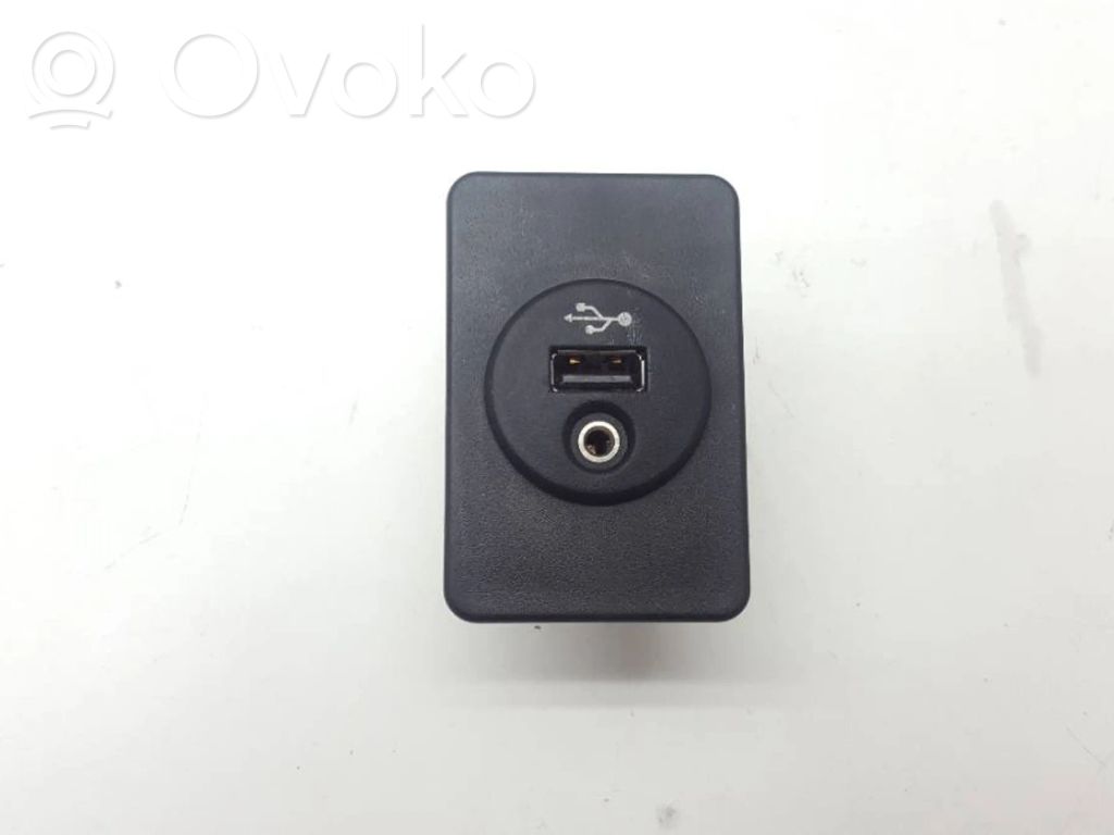 Nissan Note (E12) USB jungtis 