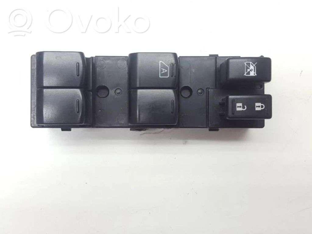 Quarter vent window switch