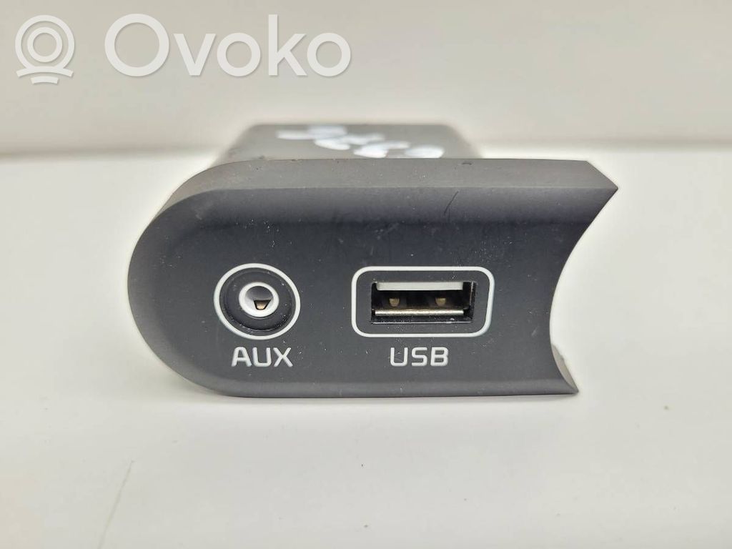 KIA Ceed Enchufe conector entrada auxiliar 