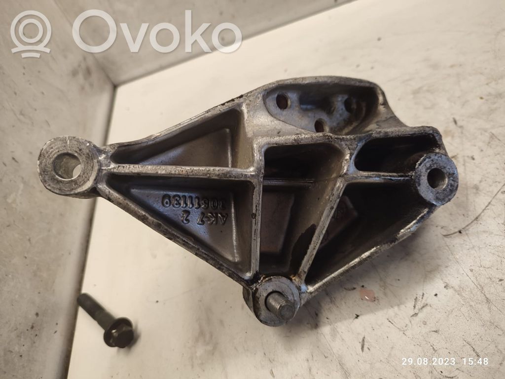 Volvo S40, V40 Engine mounting bracket 
