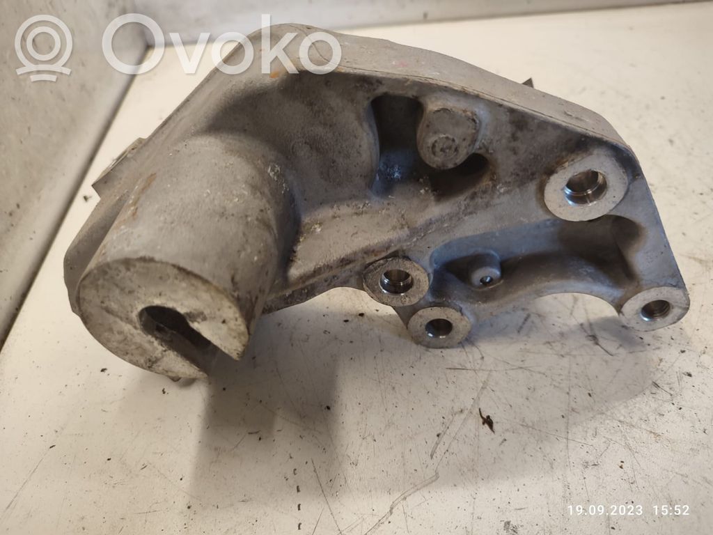 Peugeot 407 Engine mounting bracket 