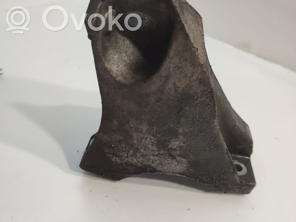 Volkswagen Touareg I Engine mounting bracket 