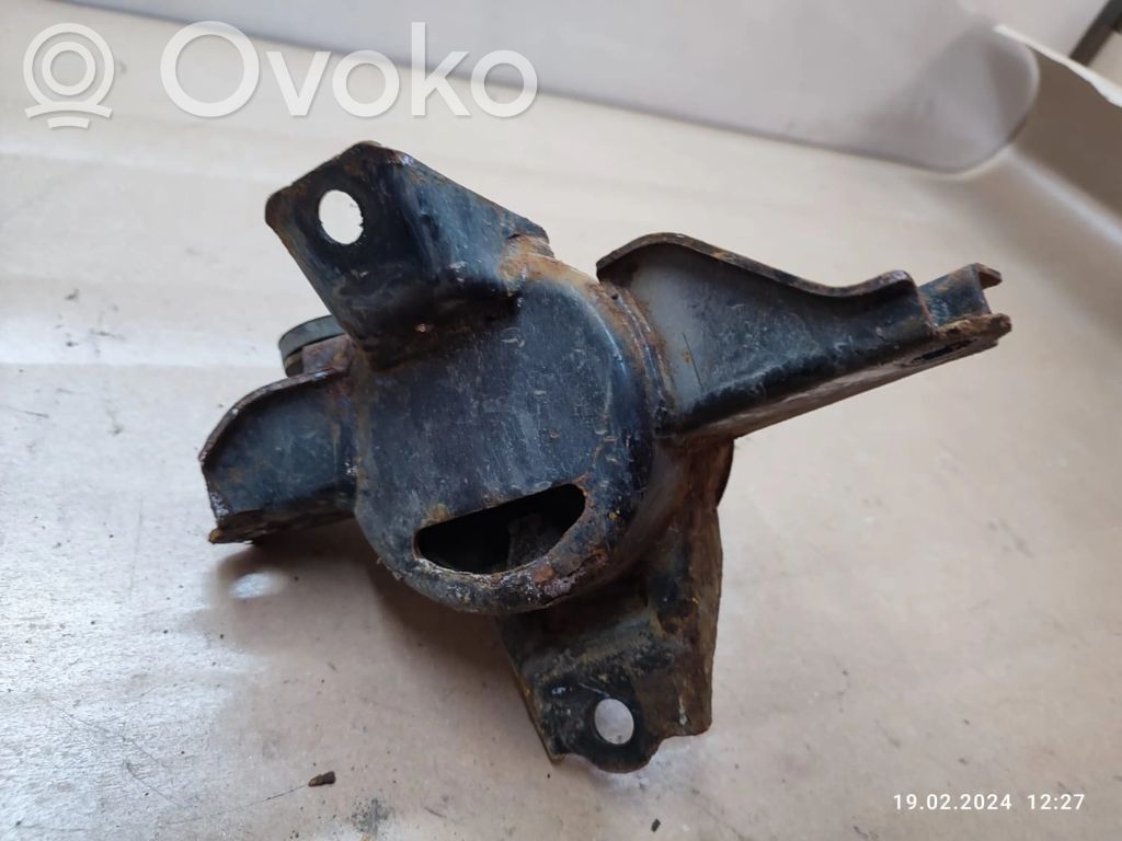 Engine mount bracket