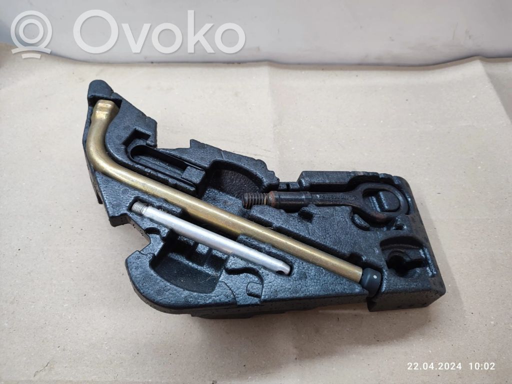 Audi Q7 4L Tool set 
