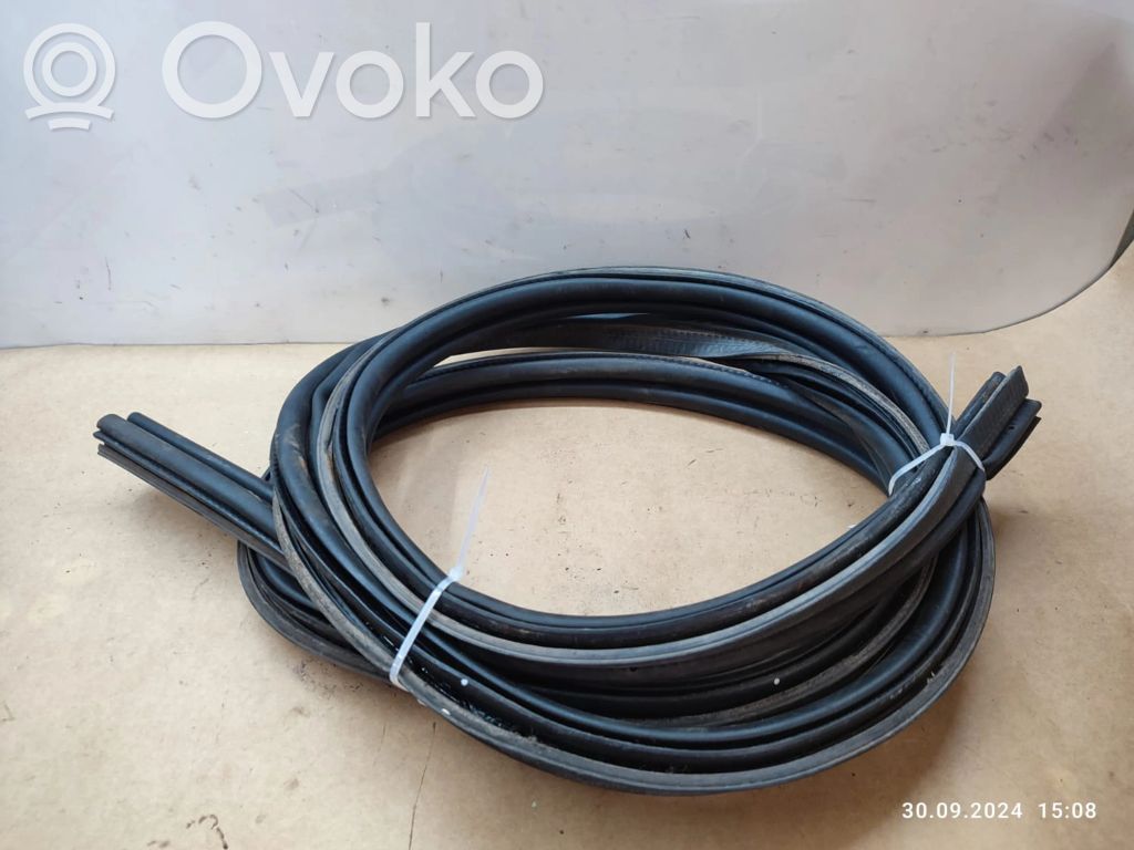 Trunk rubber seal (body)
