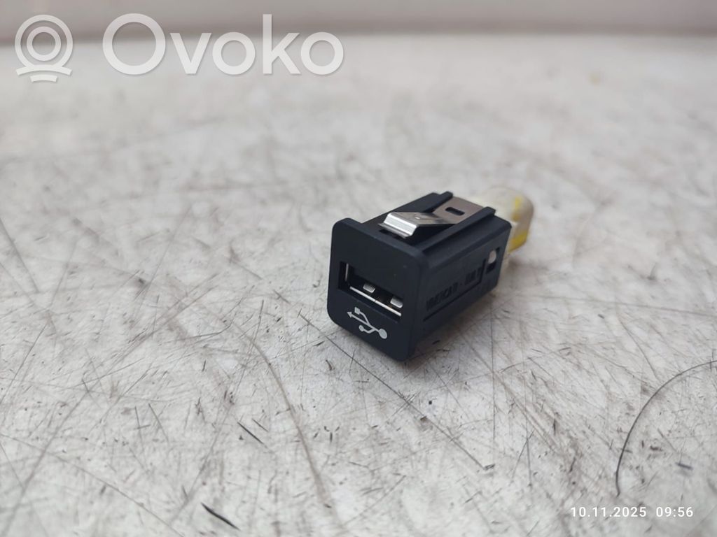 BMW X6 E71 USB socket connector 