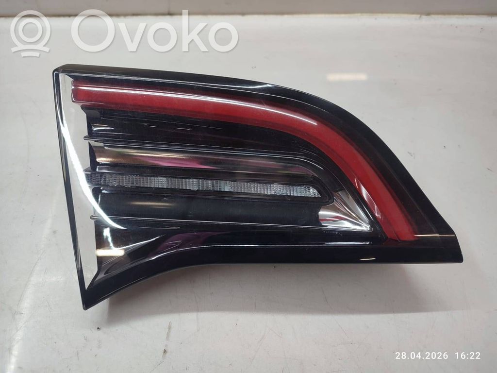 Tesla Model Y Задний фонарь в крышке 