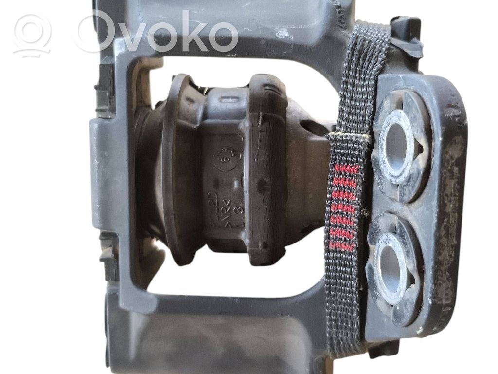 Volvo S90, V90 Engine mounting bracket 