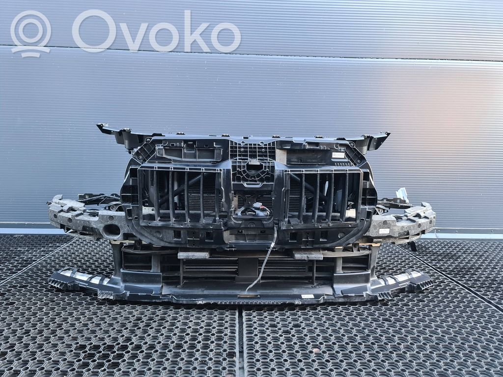 BMW 7 G70 Radiatorių panelė 