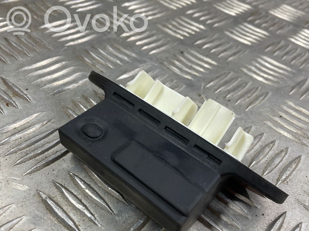 Tailgate opening switch   15D126