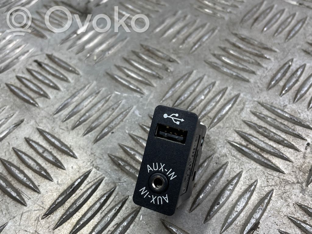 BMW 5 F10 F11 Разъем AUX 
