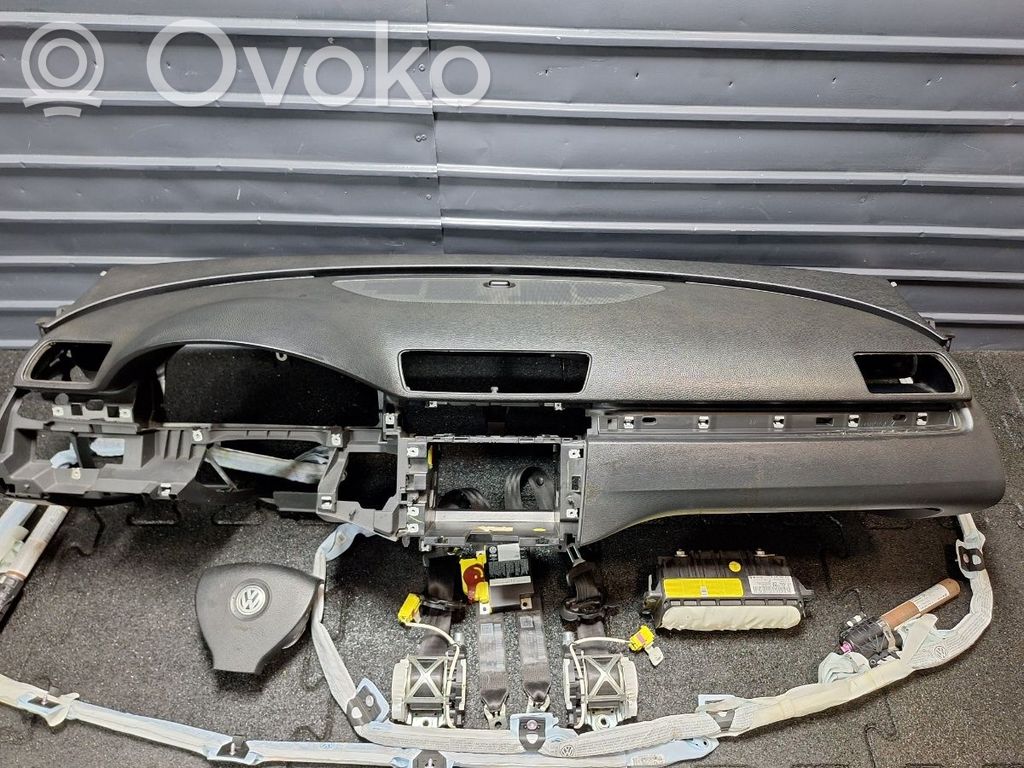 Volkswagen PASSAT B6 Deska rozdzielcza 