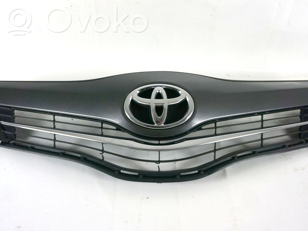 Toyota Yaris Front bumper upper radiator grill 