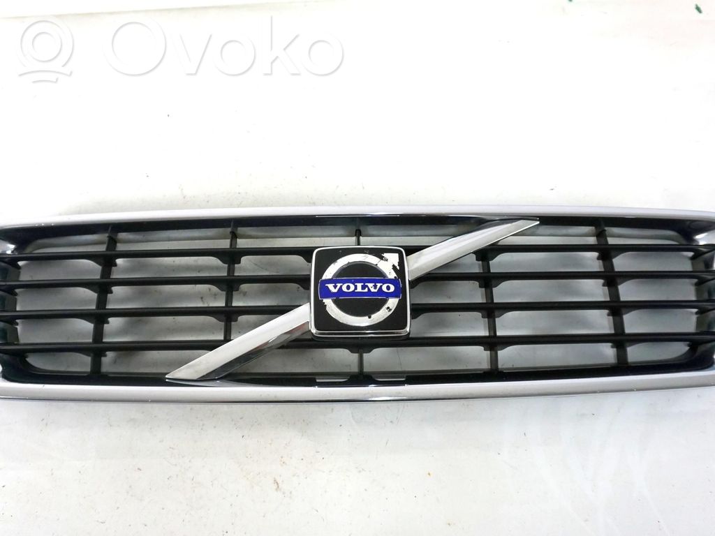 Volvo C30 Etupuskurin ylempi jäähdytinsäleikkö 