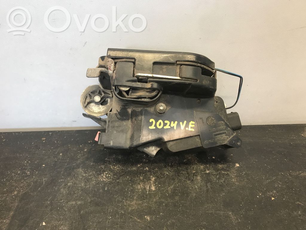Mercedes-Benz Vito Viano W639 Priekšpusē slēdzene 