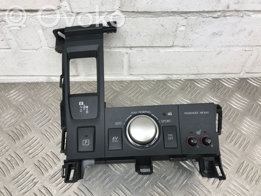 Lexus CT 200H Center console 