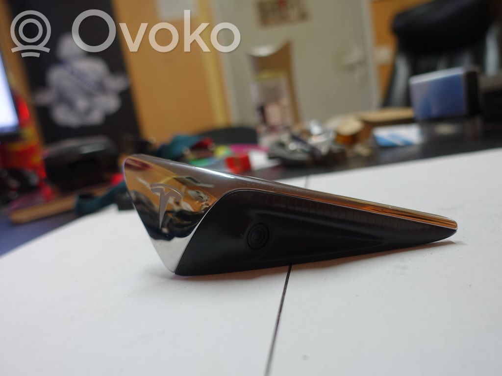 Tesla Model S Šoninio sparno kamera 