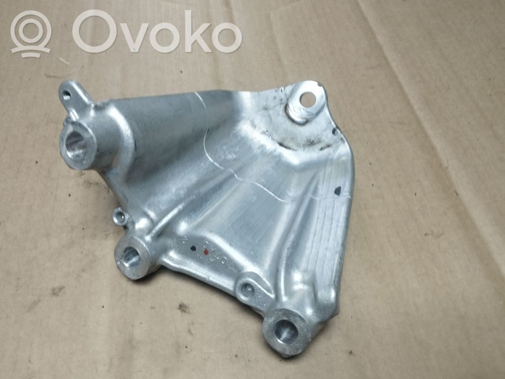 Engine mounting bracket   70TA0