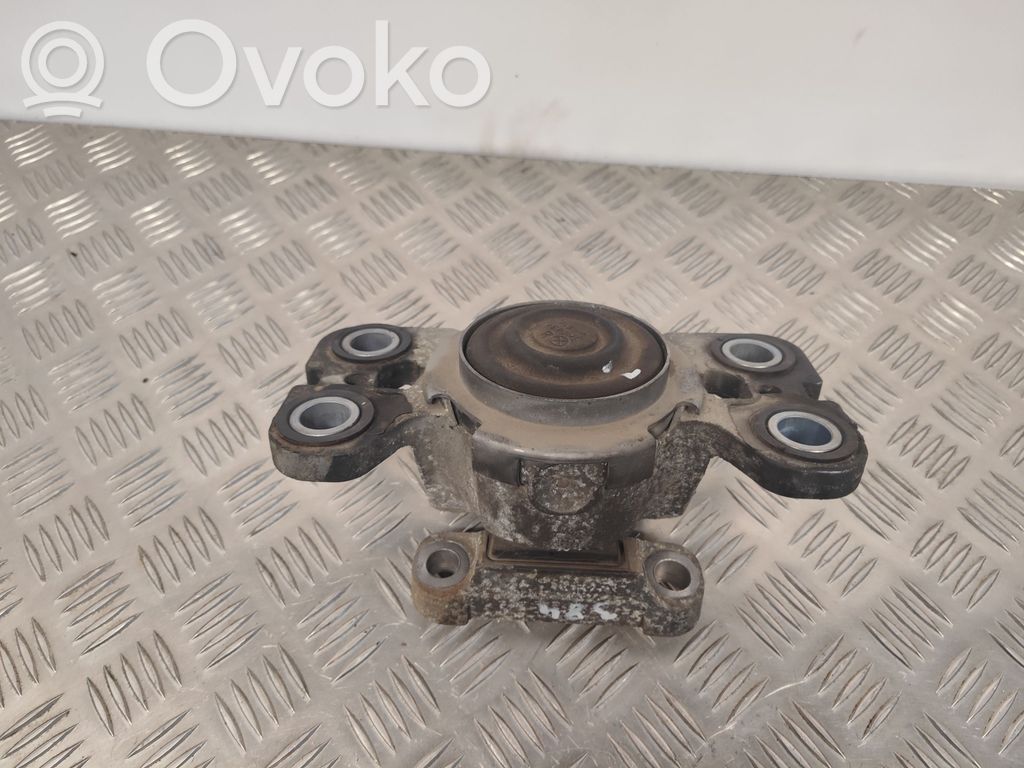 Volvo V70 Engine mount bracket 