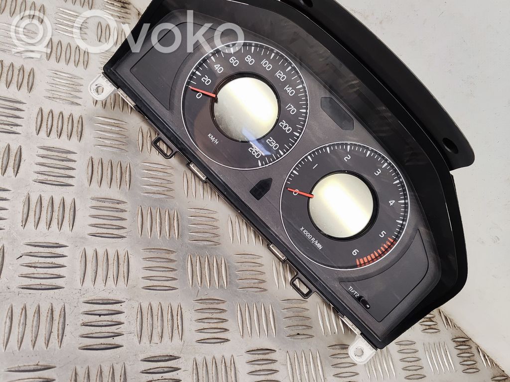 Volvo V70 Speedometer (instrument cluster) 