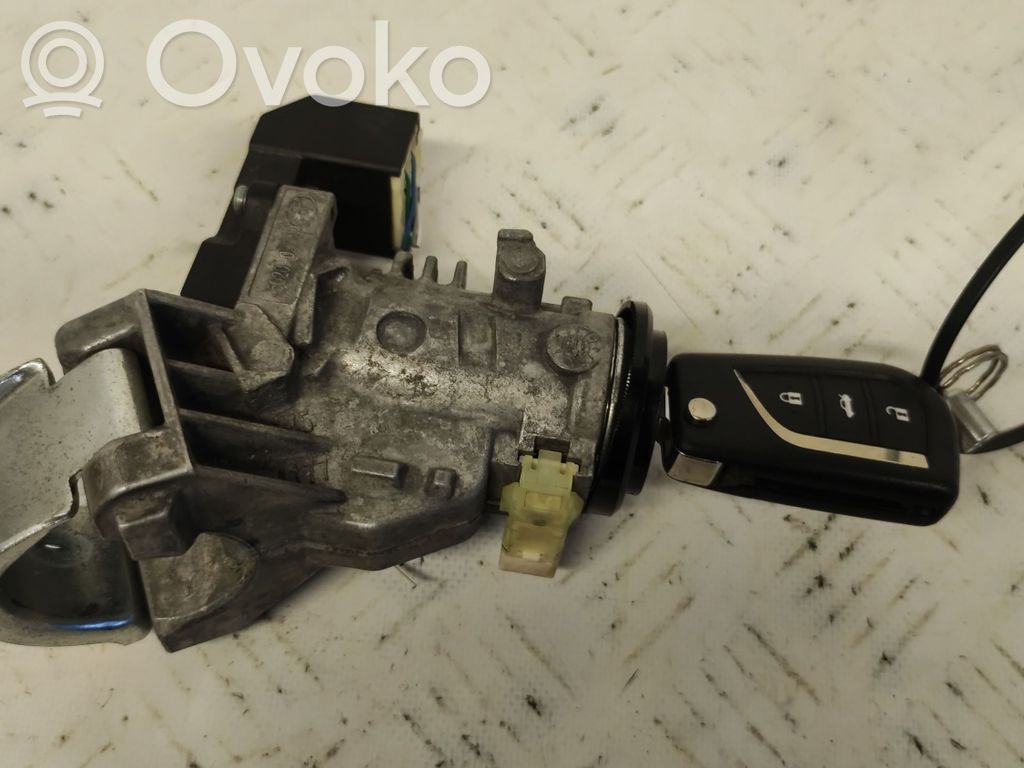 Toyota Auris E180 Užvedimo spynelė 