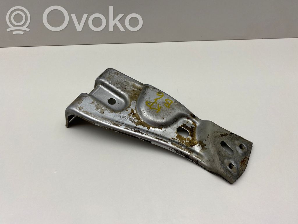 Volkswagen PASSAT B6 Uchwyt / Mocowanie błotnika przedniego 