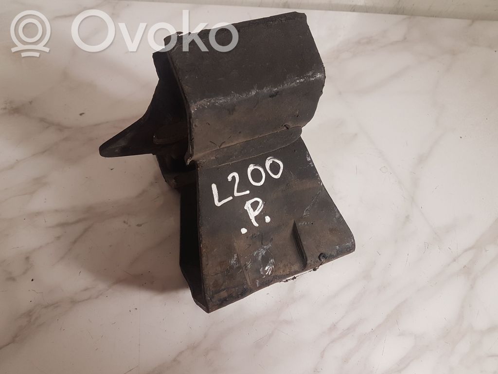 Mitsubishi L200 Engine mounting bracket 