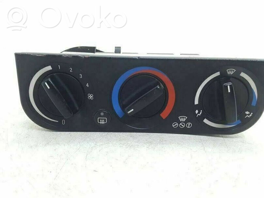 Climate control unit   64111393870