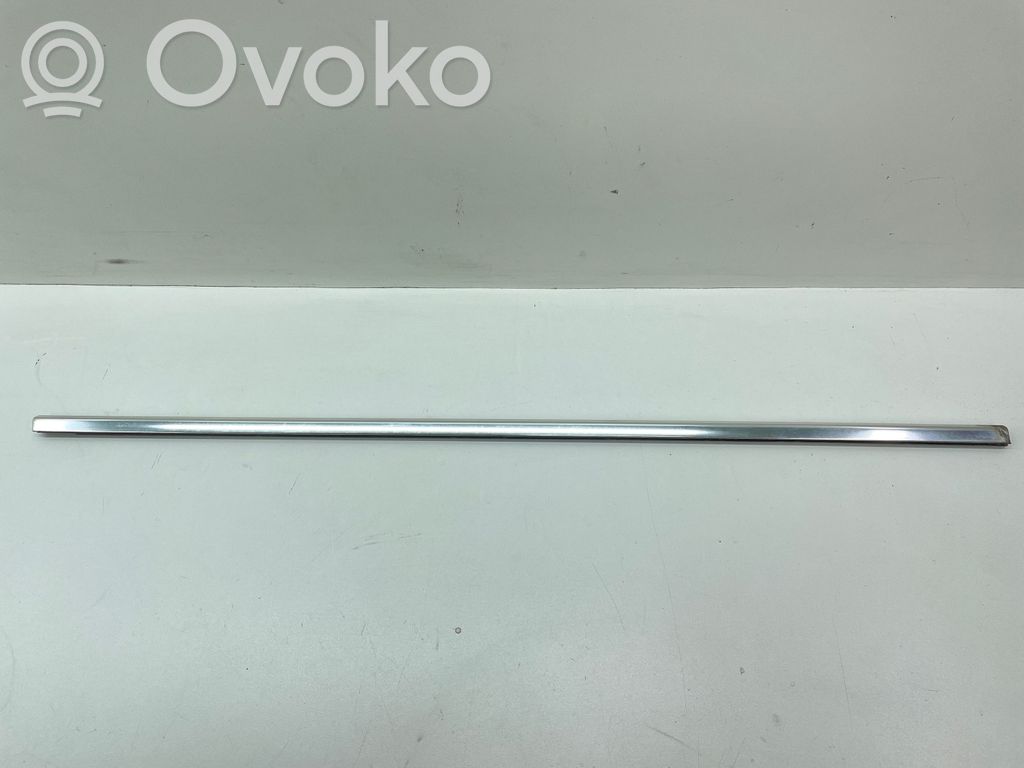Priekšpusē durvju stikla apdare