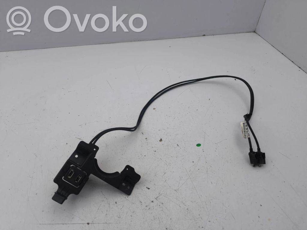 Tesla Model S Enchufe conector USB 
