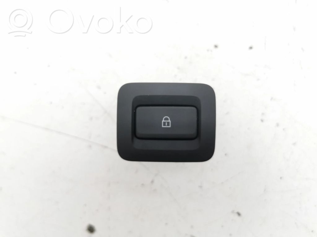 Mazda CX-30 Tailgate/trunk/boot open switch 