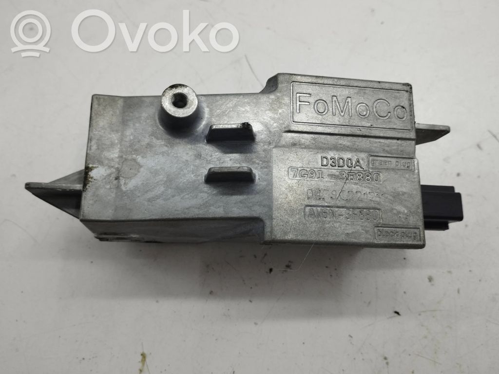 Ohjauspyörän lukitus   7G913F880,D3D0A