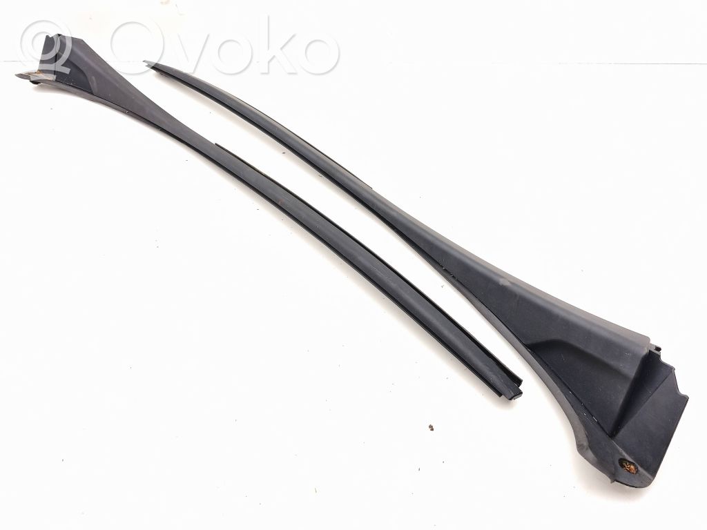 Windshield trim   104555A2,104553A1