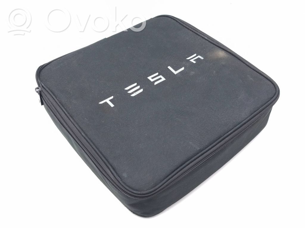 Tesla Model 3 Caja de herramientas 
