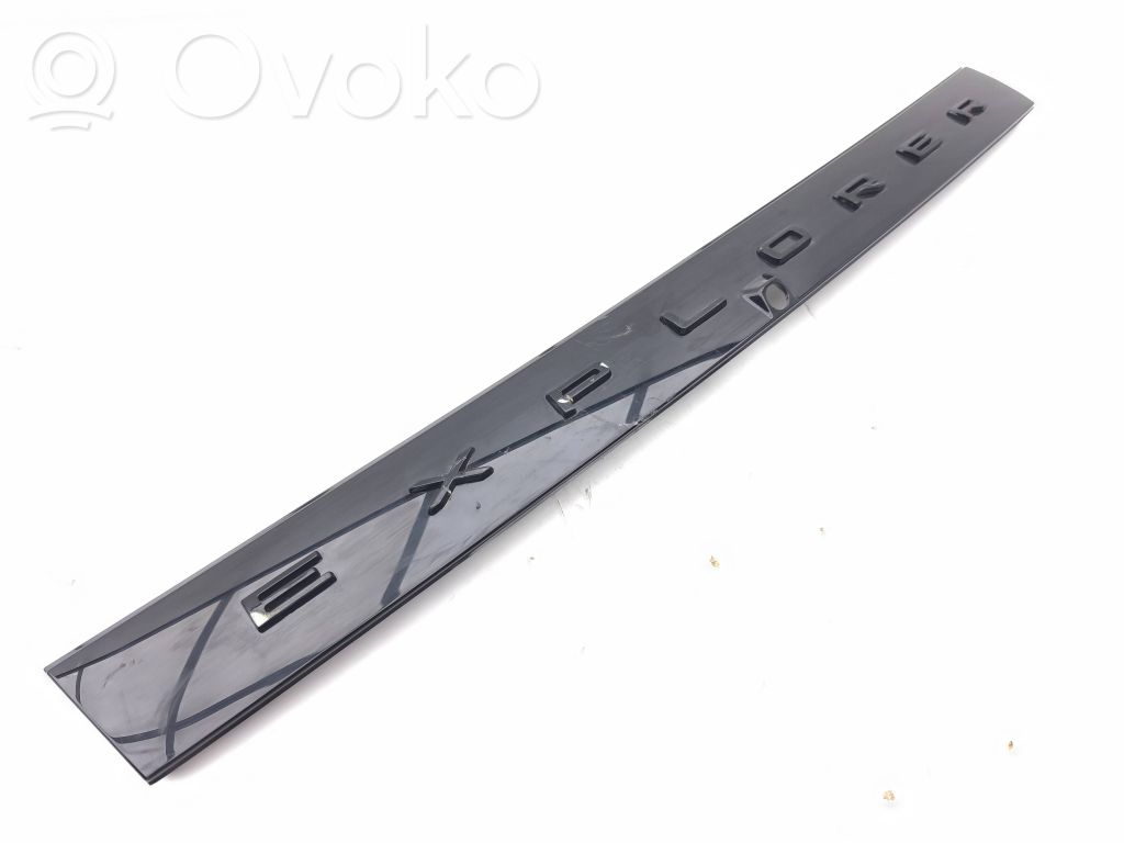 Moldura de la puerta trasera   R2KB8200C