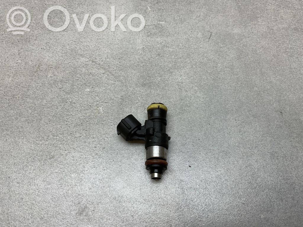Volkswagen PASSAT B7 Wtryskiwacz paliwa 