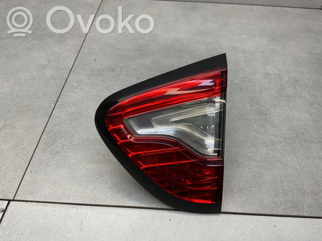 Renault Captur Aizmugurējais lukturis pārsegā 