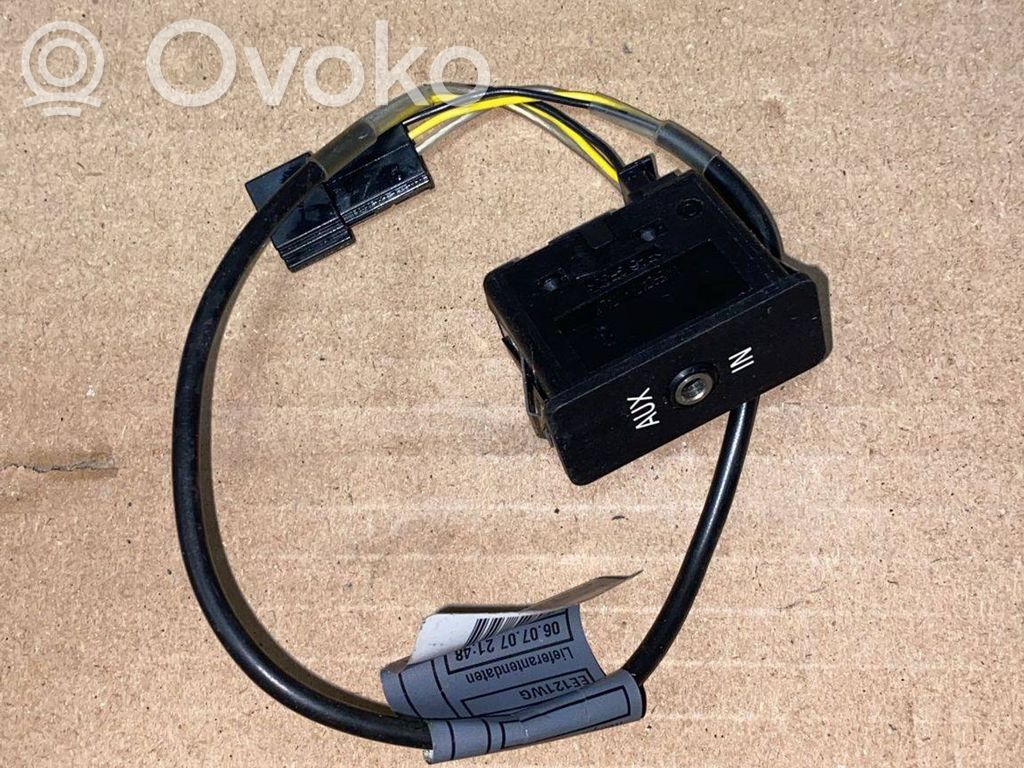 BMW 3 E90 E91 AUX in-socket connector 