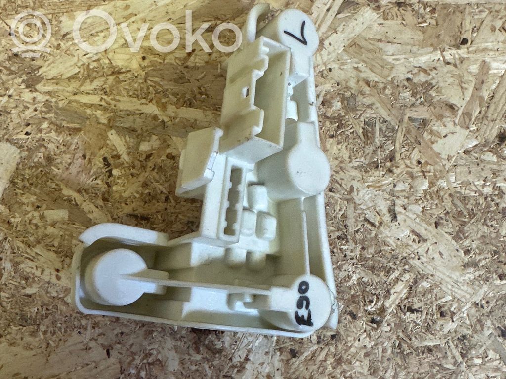 BMW 3 E90 E91 Takavalon polttimon suojan pidike 