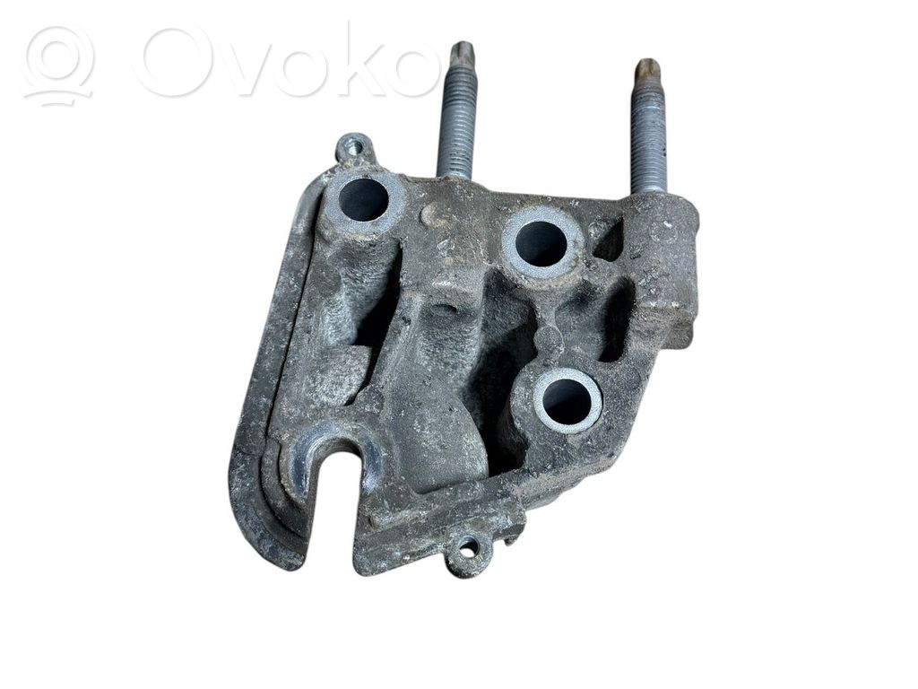 Volvo V50 Engine mounting bracket 