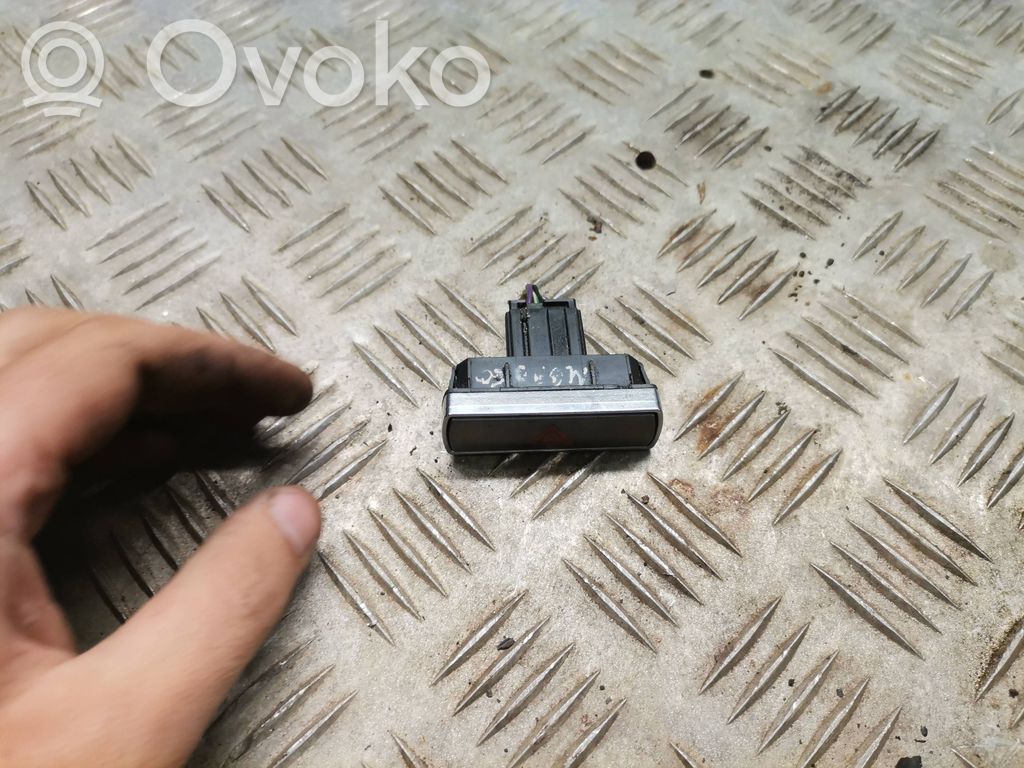 Ford Mondeo MK IV Hätävilkkujen kytkin 