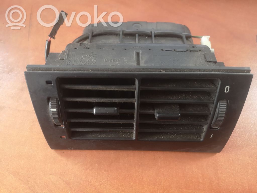 BMW 5 E39 Centrālais gaisa ventilācijas režģis 