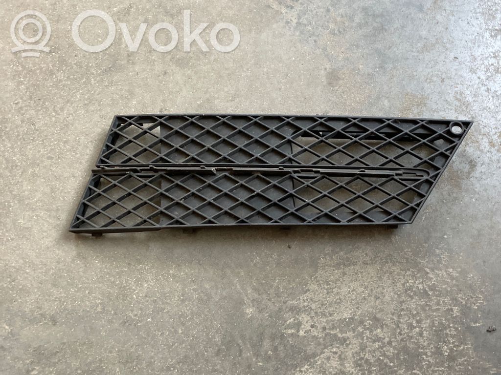 BMW 5 E60 E61 Grotelės apatinės (trijų dalių) 
