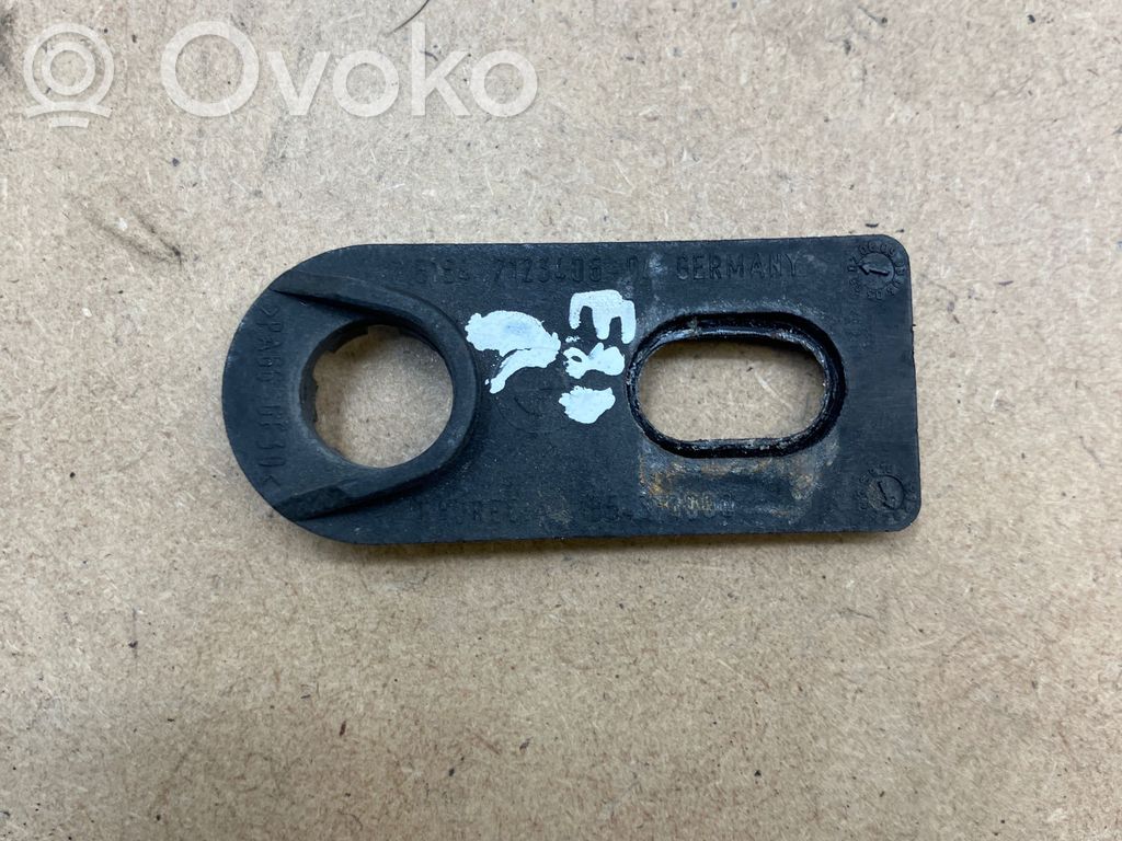 Headlight/headlamp mounting bracket   7123406