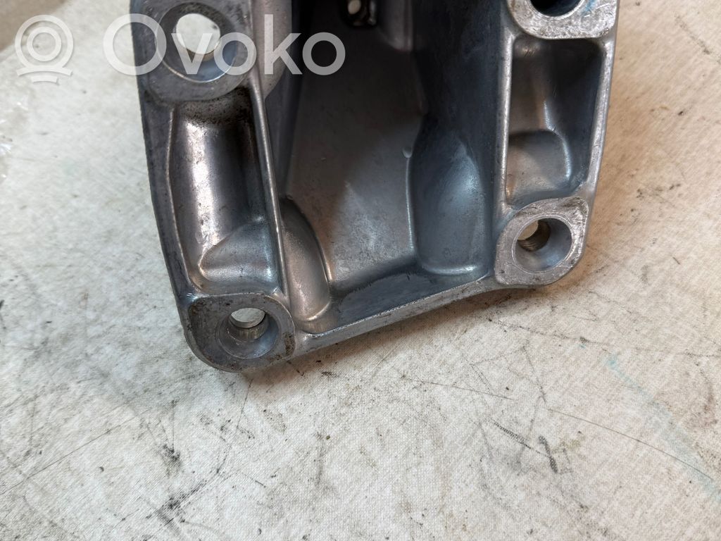 Land Rover Defender Engine mounting bracket 