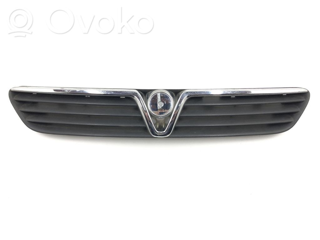 Opel Vectra B Etupuskurin ylempi jäähdytinsäleikkö 
